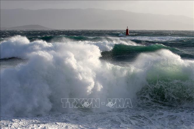 Trong ảnh: Sóng lớn khi mưa bão đổ bộ vào đảo Corsica của Pháp trên Địa Trung Hải ngày 13/12/2019. Ảnh: AFP/TTXVN