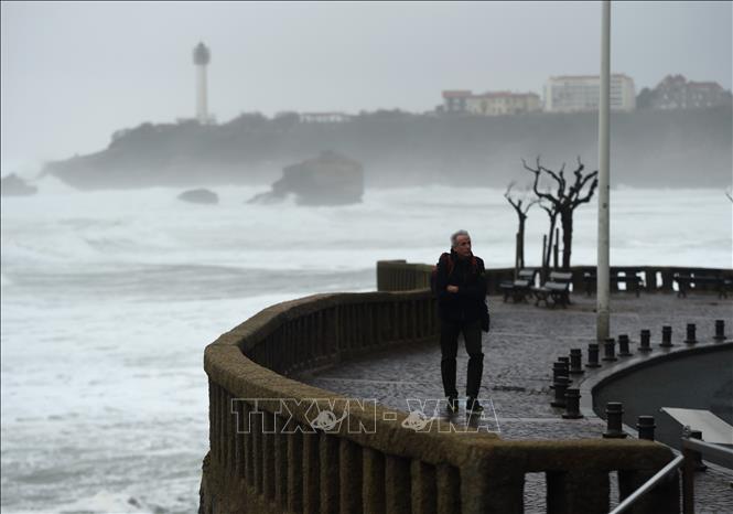 Trong ảnh: Mưa bão đổ bộ vào Biarritz, Tây Nam nước Pháp ngày 13/12/2019. Ảnh: AFP/TTXVN