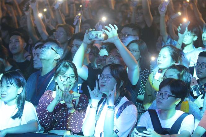Trong ảnh: Đông đảo khán giả trẻ cổ vũ cho tiết mục biểu diễn rock của nhóm Wildrunner. Ảnh: Thanh Vũ - TTXVN
