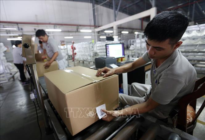 Photo: Packaging products at the plant. VNA Photo: Huy Hùng