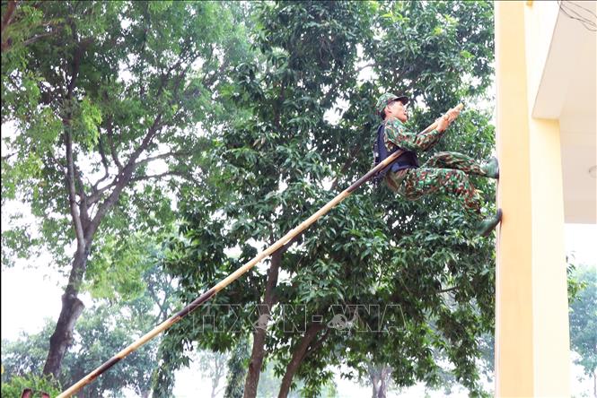 Trong ảnh: Chiến sỹ trinh sát Tiểu đoàn 46, Bộ Tham mưu Quân đoàn 4 luyện tập leo tường, đánh chiếm mục tiêu bằng sào đẩy. Ảnh: Xuân Khu-TTXVN