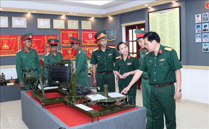 Trong ảnh: Chiến sỹ trẻ tìm hiểu về truyền thống hào hùng của đơn vị tại Nhà truyền thống Bộ Tham mưu Quân đoàn 4. Ảnh: Xuân Khu-TTXVN
