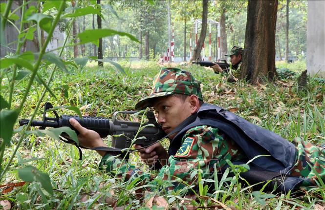 Trong ảnh: Cán bộ, chiến sỹ Tiểu đoàn Trinh sát đặc nhiệm 46- Bộ Tham mưu Quân đoàn 4 nghiêm túc trong tập luyện, sẵn sàng cho mọi tình huống. Ảnh: Xuân Khu-TTXVN.
