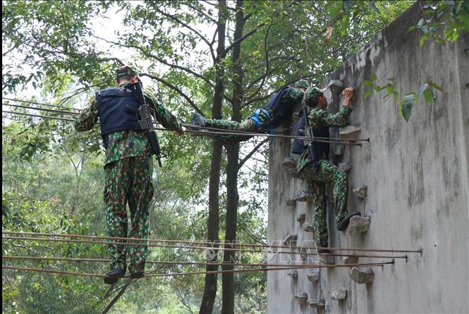 Trong ảnh: Chiến sỹ Tiểu đoàn Trinh sát đặc nhiệm 46-Bộ Tham mưu Quân đoàn 4 trong bài luyện tập vượt khe sâu, vách đứng, chiếm lĩnh mục tiêu. Ảnh: Xuân Khu-TTXVN