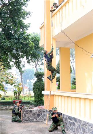 Trong ảnh: Chiến sỹ Tiển đoàn 46 với bài tập chiến thuật đánh chiếm mục tiêu trên nhà cao tầng.  Ảnh: Xuân Khu-TTXVN.