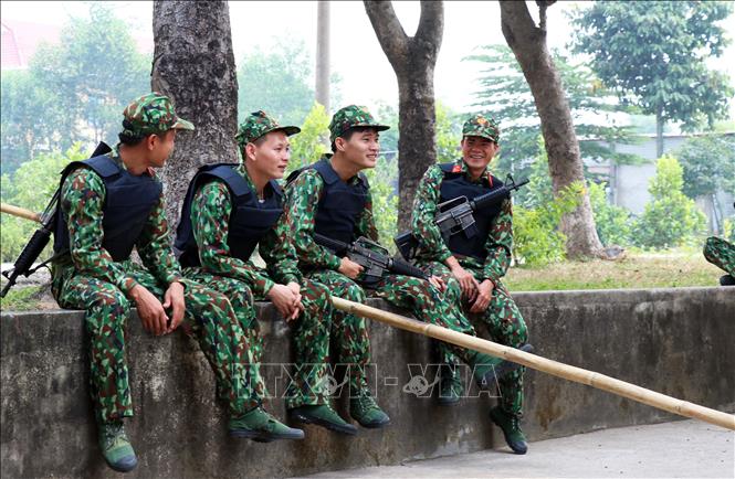 Trong ảnh: Phút nghỉ giải lao của các chiến sỹ trẻ Tiểu đoàn 46 trên thao trường. Ảnh: Xuân Khu-TTXVN.