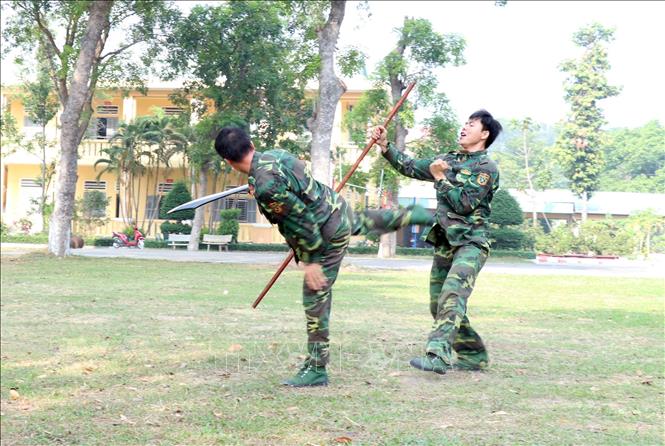 Trong ảnh: Chiến sỹ Tiểu đoàn 46 luyện tập bài đối kháng có vũ khí. Ảnh: Xuân Khu-TTXVN.
