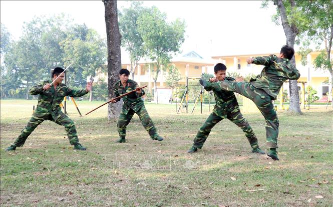 Trong ảnh: Chiến sỹ Tiểu đoàn 46 luyện tập bài chiến đấu với đối phương có vũ khí. Ảnh: Xuân Khu-TTXVN.
