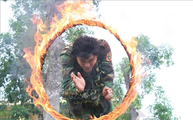 Trong ảnh: Trong cái nắng khô của ngày cuối năm, các chiến sỹ Tiểu đoàn 46 thực hiện bài tập “Nhảy qua vòng lửa” rèn ý chí và khả năng sẵn sàng ứng phó với các tình huống thực tế chiến đấu. Ảnh: Xuân Khu-TTXVN.

