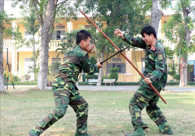 Trong ảnh: Chiến sỹ Tiểu đoàn 46 luyện tập bài đối kháng có vũ khí. Ảnh: Xuân Khu-TTXVN.
