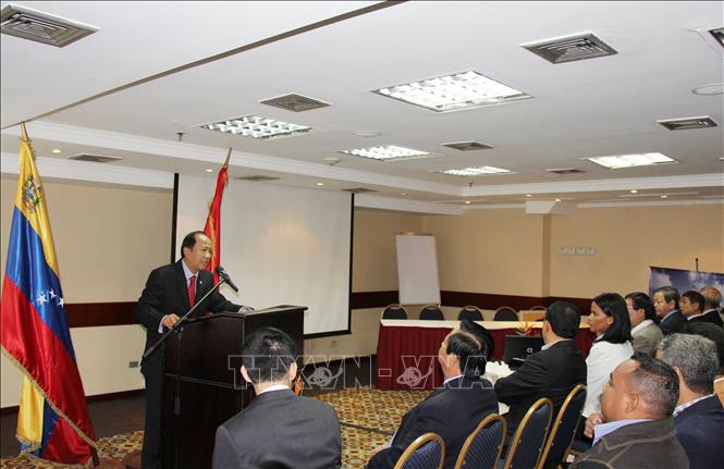 Trong ảnh: Đại sứ Việt Nam tại Venezuela Ngô Tiến Dũng phát biểu tại buổi giới thiệu và trao đổi thông tin, cơ hội hợp tác giữa các lãnh đạo sở, ngành và doanh nghiệp Thành phố Hồ Chí Minh với hơn 40 doanh nghiệp Venezuela, tại Thủ đô Caracas, 17/7/2014. Ảnh: TTXVN phát