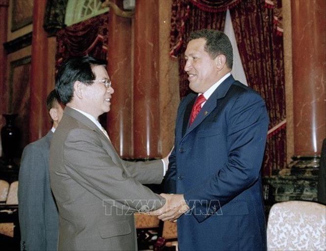 Trong ảnh: Chủ tịch nước Nguyễn Minh Triết tiễn Tổng thống Venezuela Hugo Chavez tại Phủ Chủ tịch, ngày 1/8/2006, kết thúc tốt đẹp chuyến thăm chính thức Việt Nam. Ảnh: Nguyễn Khang - TTXVN