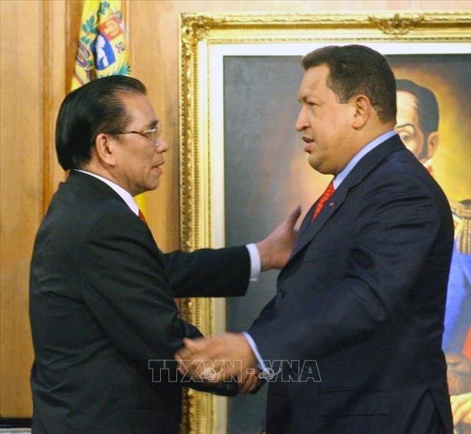 Trong ảnh: Tổng thống Venezuela Hugo Chavez đón Tổng Bí thư Nông Đức Mạnh thăm chính thức Cộng hòa Bolivar Venezuela, ngày 31/5/2007, tại Phủ Tổng thống ở Thủ đô Caracas. Ảnh: Xuân Tuân - TTXVN