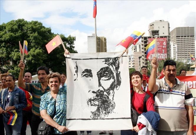Trong ảnh: Nhân dân Thủ đô Caracas nồng nhiệt chào đón chuyến thăm chính thức Venezuela của Tổng Bí thư Nông Đức Mạnh, ngày 31/5/2007. Ảnh: Xuân Tuân - TTXVN