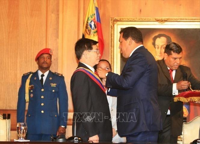 Trong ảnh: Tổng thống Venezuela Hugo Chavez trao tặng Huân chương Simon Bolivar cho Chủ tịch nước Nguyễn Minh Triết, ngày 20/11/2008, nhân chuyến thăm chính thức Cộng hòa Bolivar Venezuela. Ảnh: Nguyễn Khang - TTXVN