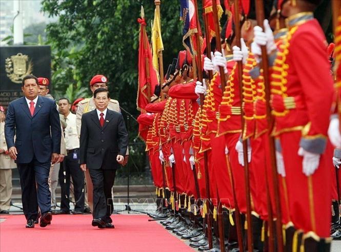 Trong ảnh: Tổng thống Venezuela Hugo Chavez và Chủ tịch nước Nguyễn Minh Triết duyệt đội danh dự tại lễ đón ở Thủ đô Caracas, ngày 20/11/2008, trong chuyến thăm chính thức Cộng hòa Bolivar Venezuela. Ảnh: Nguyễn Khang - TTXVN