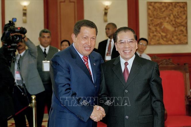 Trong ảnh: Tổng Bí thư Nông Đức Mạnh tiếp Tổng thống Venezuela Hugo Chavez thăm chính thức Việt Nam, ngày 31/7/2006, tại Hà Nội. Ảnh: Nhan Sáng - TTXVN