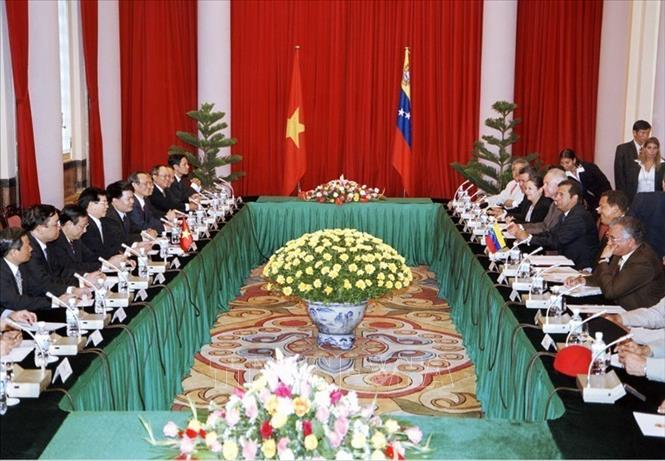 Trong ảnh: Chủ tịch nước Nguyễn Minh Triết hội đàm với Tổng thống Venezuela Hugo Chavez thăm chính thức Việt Nam, ngày 31/8/2006, tại Hà Nội. Ảnh: Nhan Sáng - TTXVN