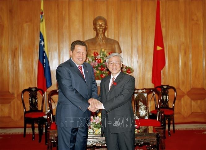 Trong ảnh: Chủ tịch Quốc hội Nguyễn Phú Trọng tiếp Tổng thống Venezuela Hugo Chavez thăm chính thức Việt Nam, ngày 31/7/2006, tại Hà Nội. Ảnh: Trí Dũng - TTXVN