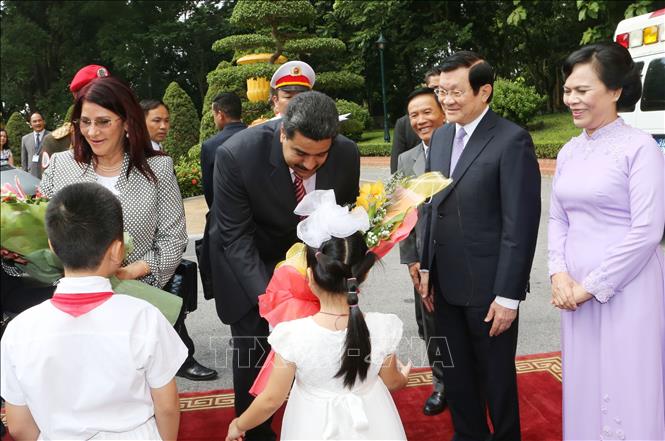 Trong ảnh: Thiếu nhi Thủ đô Hà Nội tặng hoa chào mừng Tổng thống Nicolás Maduro Moros và Phu nhân thăm chính thức Việt Nam, sáng 31/8/2015. Ảnh: Nguyễn Khang – TTXVN