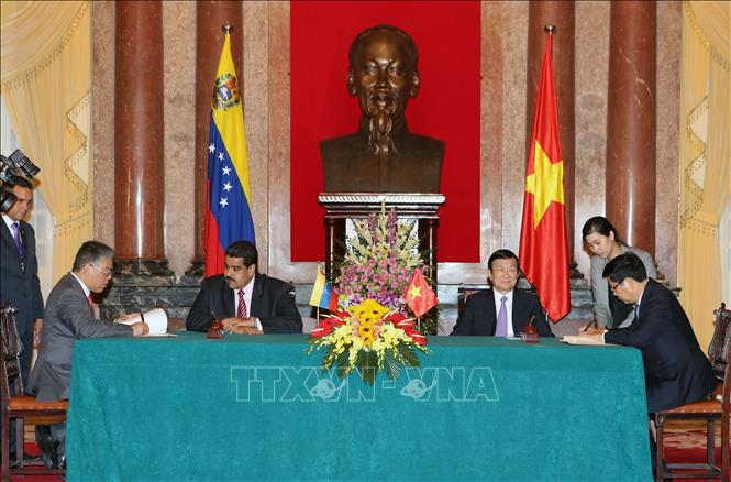 Trong ảnh: Chủ tịch nước Trương Tấn Sang và Tổng thống Venezuela Nicolás Maduro Moros chứng kiến Lễ ký Hiệp định giữa Chính phủ hai nước về các dự án hợp tác nông nghiệp giai đoạn 2015 - 2018, ngày 31/8/2015. Ảnh: Nguyễn Khang – TTXVN