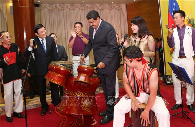 Trong ảnh: Tổng thống Venezuela Nicolás Maduro Moros tham gia chương trình văn nghệ với các nghệ sỹ Việt Nam tại buổi chiêu đãi của Chủ tịch nước Trương Tấn Sang, tối 31/8/2015. Ảnh: Nguyễn Khang - TTXVN
