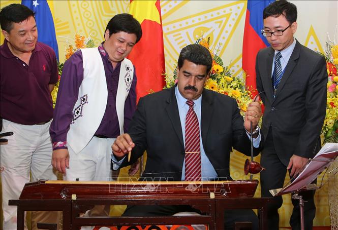 Trong ảnh: Tổng thống Venezuela Nicolás Maduro Moros tham gia chương trình văn nghệ với các nghệ sỹ Việt Nam tại buổi chiêu đãi của Chủ tịch nước Trương Tấn Sang, tối 31/8/2015. Ảnh: Nguyễn Khang - TTXVN