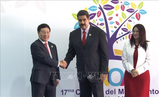 Trong ảnh: Tổng thống Venezuela Nicolas Maduro đón Phó Thủ tướng, Bộ trưởng Ngoại giao Phạm Bình Minh tới dự phiên khai mạc Hội nghị Thượng đỉnh lần thứ 17 của Phong trào Không liên kết, tại đảo Margarita, Venezuela, sáng 17/9/2016. Ảnh: Vũ Lê Hà - TTXVN