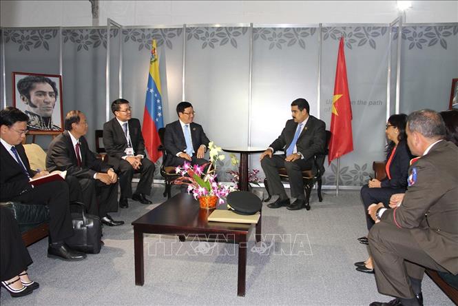 Trong ảnh: Phó Thủ tướng, Bộ trưởng Ngoại giao Phạm Bình Minh gặp Tổng thống Venezuela Nicolas Maduro tại Hội nghị thượng đỉnh Phong trào Không liên kết tại Margarita (Venezuela), ngày 18/9/2016. Ảnh: Vũ Lê Hà - TTXVN