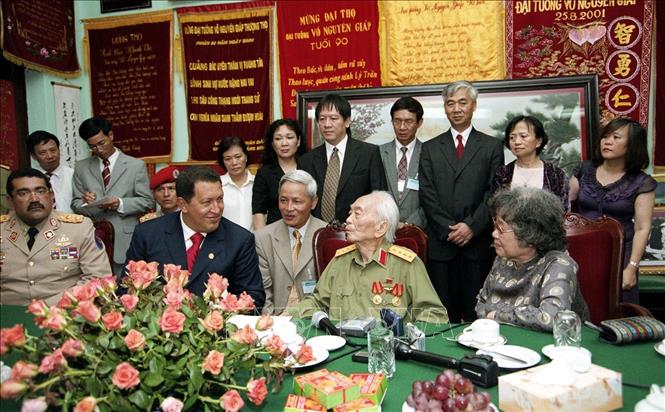 Trong ảnh: Ngày 1/8/2006, nhân dịp sang thăm Việt Nam, Tổng thống Venezuela Hugo Chavez tới thăm Đại tướng Võ Nguyên Giáp tại nhà riêng. Ảnh: Nhan Sáng - TTXVN