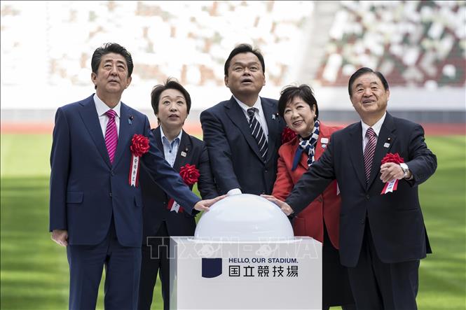 Trong ảnh: Thủ tướng Nhật Bản Shinzo Abe (trái) cùng các quan chức tại lễ khánh thành sân vận động quốc gia mới ở Tokyo ngày 15/12/2019. Ảnh: AFP/TTXVN