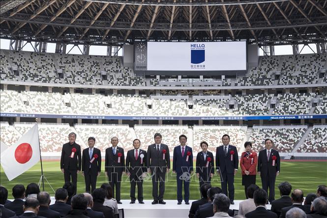 Trong ảnh: Thủ tướng Nhật Bản Shinzo Abe (thứ 6, trái) cùng các quan chức tại lễ khánh thành sân vận động quốc gia mới ở Tokyo ngày 15/12/2019. Ảnh: AFP/TTXVN