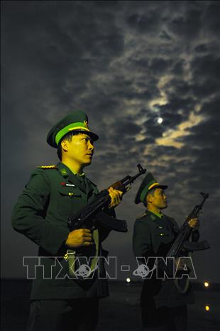 Trong ảnh: Cán bộ chiến sĩ Trạm kiểm soát biên phòng cồn Nổi tuần tra đêm nhằm đảm bảo an ninh biên giới, góp phần canh giữ vùng trời, vùng biển được bình yên. Ảnh:Minh Đức - TTXVN