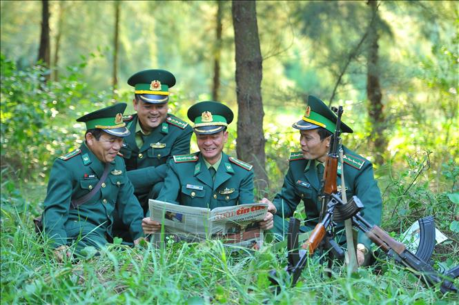 Trong ảnh: Cán bộ chiến sĩ Trạm kiểm soát biên phòng cồn Nổi giải lao đọc báo sau giờ tuần tra. Ảnh:Minh Đức - TTXVN