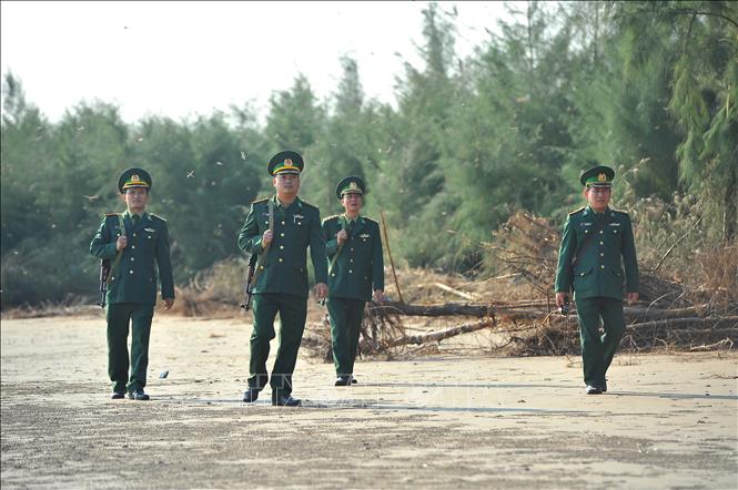 Trong ảnh: Cán bộ chiến sĩ Trạm kiểm soát biên phòng cồn Nổi tuẩn tra nhằm đảm bảo an ninh biên giới, góp phần canh giữ vùng trời, vùng biển được bình yên. Ảnh: Minh Đức - TTXVN