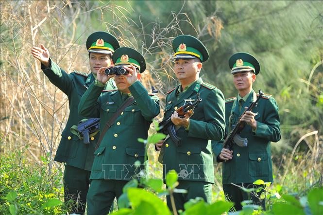 Trong ảnh: Cán bộ chiến sĩ Trạm kiểm soát biên phòng cồn Nổi tuẩn tra nhằm đảm bảo an ninh biên giới, góp phần canh giữ vùng trời, vùng biển được bình yên. Ảnh: Minh Đức - TTXVN