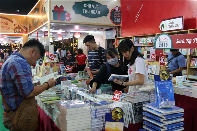 Hội sách FAHASA thu hút đông đảo bạn đọc