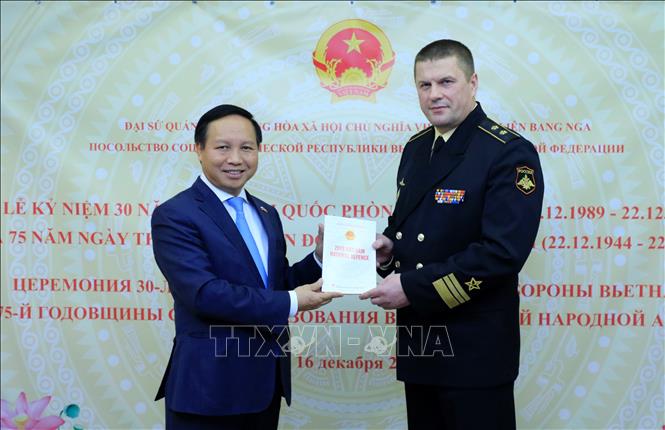 Trong ảnh: Đại sứ Ngô Đức Mạnh với Phó Tổng Tham mưu trưởng các Lực lượng vũ trang Nga, Phó Đô đốc Viktor Nikolayevich Liina. Ảnh: Trần Hiếu - Pv TTXVN tại Liên bang Nga  