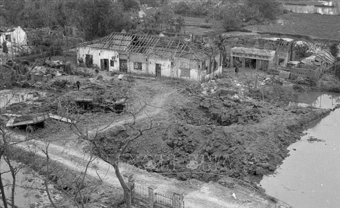Trong ảnh: Làng Giáp Bát (Hà Nội) bị máy bay B-52 ném bom phá huỷ trong trận đánh phá 12 ngày đêm, tháng 12/1972. Ảnh: Tư liệu - TTXVN