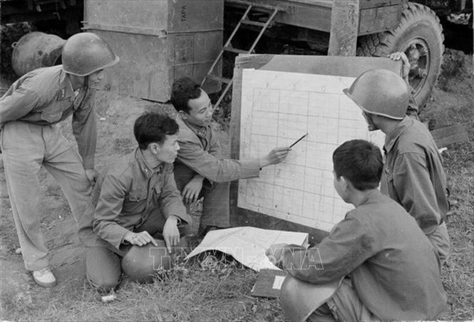 Trong ảnh: Kíp trắc thủ của phân đội 6, bộ đội tên lửa Thủ đô chiến đấu dũng cảm mưu trí góp phần bắn rơi nhiều máy bay B-52. Ảnh: Văn Bảo - TTXVN