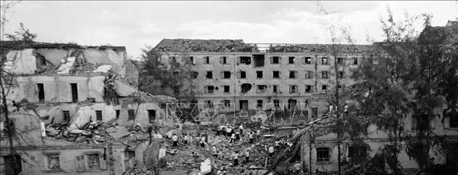 Từ đêm 18/12 đến đêm 22/12/1972, Bệnh viện Bạch Mai đã bị không quân Mỹ dội bom hai lần làm hàng chục người thiệt mạng và hư hỏng nặng cơ sở vật chất. Trong ảnh: Bệnh viện Bạch Mai bị máy bay B-52 ném bom phá huỷ trong trận đánh phá Hà Nội 12 ngày đêm, tháng 12/1972. Ảnh: TTXVN