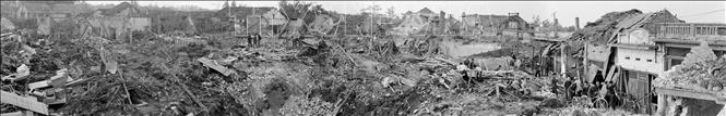Hồi 22 giờ ngày 26/12/1972, máy bay B-52 Mỹ ném bom rải thảm dọc phố và khu chợ Khâm Thiên, phá hủy ngay lập tức 534 ngôi nhà, làm chết gần 280 người và hàng trăm người bị thương. Trong ảnh: Phố Khâm Thiên bị máy bay B-52 ném bom phá huỷ trong đêm 26/12/1972. Ảnh: TTXVN
