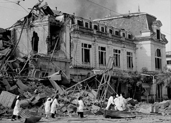 Trong ảnh: Ga Hàng Cỏ (nay là ga Hà Nội) bị máy bay B-52 ném bom phá huỷ, ngày 21/12/1972. Ảnh: Minh Lộc - TTXVN
