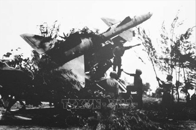 20 giờ 13 phút ngày 18/12/1972, chiếc máy bay B-52G với phù hiệu “Nắm đấm thép và tia chớp” đã bị tên lửa của Tiểu đoàn 59, Trung đoàn Tên lửa 261, Sư đoàn 361 bắn rơi tại chỗ ở cánh đồng Chuôn thuộc xã Phù Lỗ, huyện Sóc Sơn, Hà Nội. Đó là chiếc B-52 đầu tiên bị bắn cháy và rơi tại chỗ ngay trong ngày đầu tiên không quân Mỹ đánh phá Hà Nội. Trong ảnh: Bộ đội tên lửa lập công lớn trong chiến thắng Hà Nội – Điện Biên Phủ trên không, tháng 12/1972. Ảnh: Tư liệu TTXVN