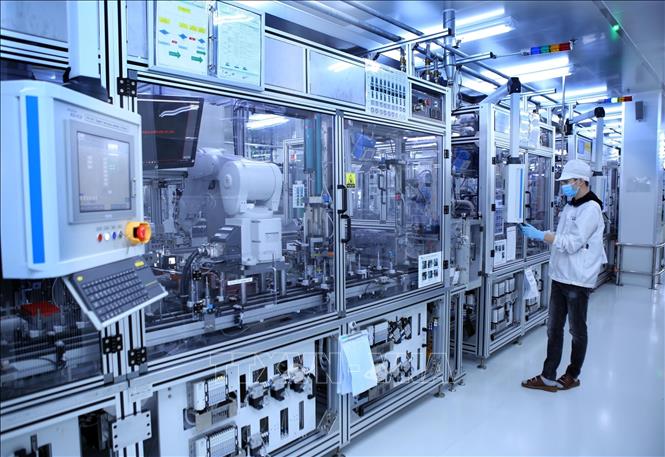 Photo: Producing smart sensor devices at the Vietnam Plant Hyundai KEFICO Vietnam Company Limited, a Korean wholly invested project, in the Dai An II Industrial Park, the northern province of Hai Duong. VNA Photo: Danh Lam