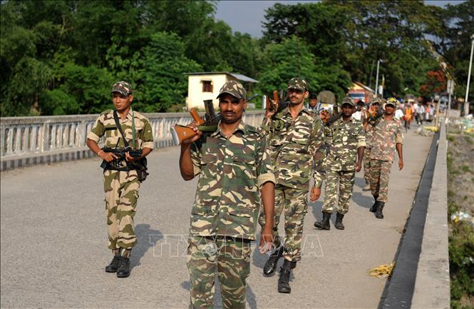 Trong ảnh: Binh sĩ Ấn Độ tuần tra tại Pantanki, giáp giới với Nepal. Ảnh: AFP/TTXVN