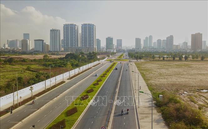 Trong ảnh: Đường Nguyễn Văn Huyên kéo dài có 8 làn xe. Ảnh: Thành Đạt - TTXVN 
