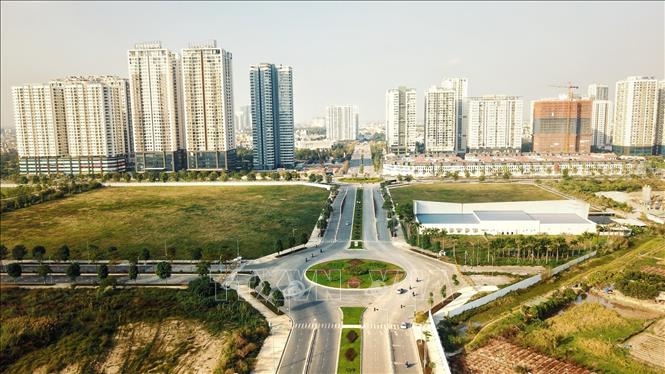 Trong ảnh: TTuyến đường này còn giao với đường nối giữa đường Võ Chí Công với đường Phạm Văn Đồng tạo thành mạng giao thông hoàn chỉnh cho khu đô thị Tây Hồ Tây. Ảnh: Thành Đạt - TTXVN