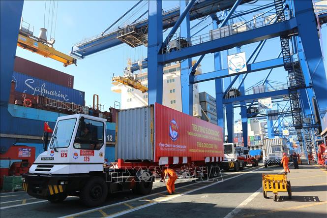 Trong ảnh: Đón TEU thứ 5 triệu thông qua Cảng Tân Cảng - Cát Lái. Ảnh: Thanh Vũ – TTXVN 