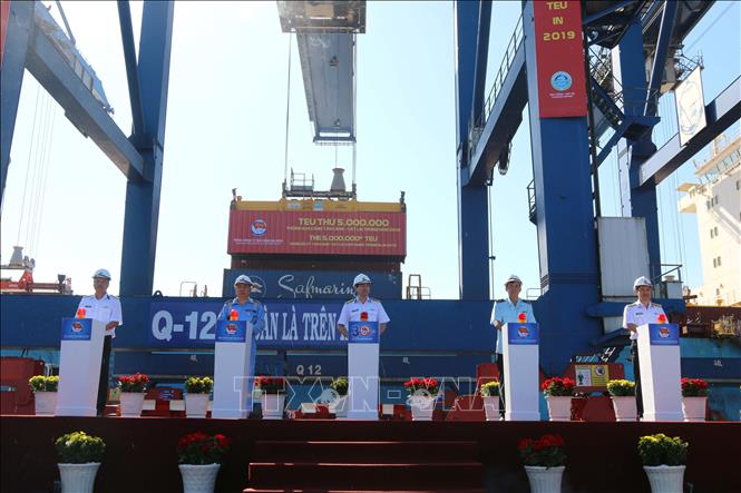 Trong ảnh: Lãnh đạo Tổng Công ty Tân Cảng Sài Gòn cùng các đơn vị thực hiện nghi thức đón TEU thứ 5 triệu thông qua Cảng Tân Cảng - Cát Lái. Ảnh: Thanh Vũ – TTXVN 